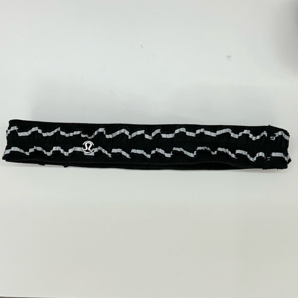 Lululemon black ruffled reflective headband
